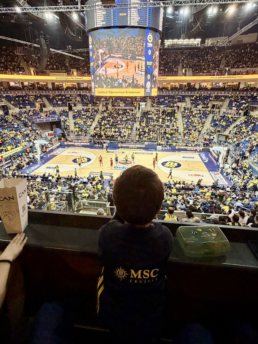 Küçük bir çocukken büyülendim heybetinden..