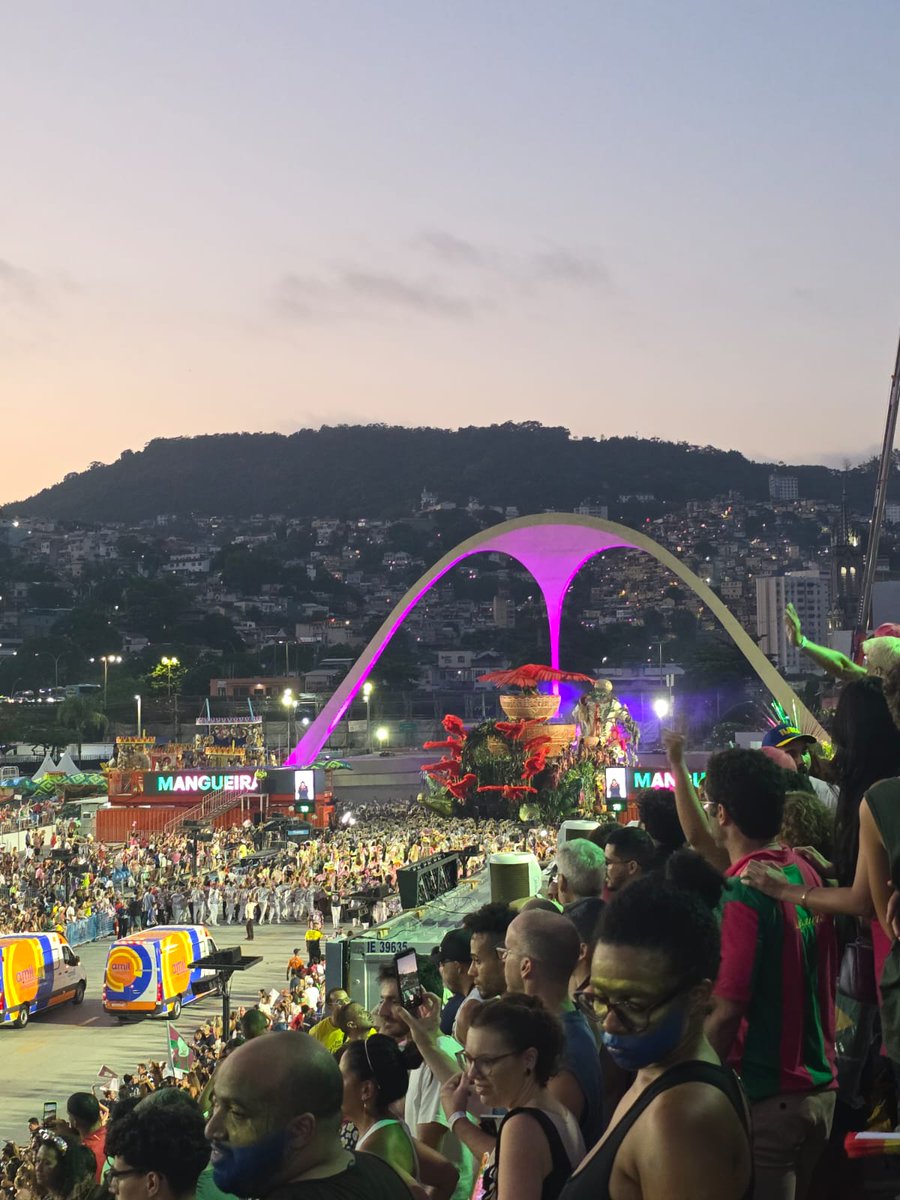 vozdosamba_'s tweet photo. Chega ao fim o desfile da Mangueira!

Fechou com 79 minutos.

#CarnavalVDS https://t.co/nogUIHCTWW
