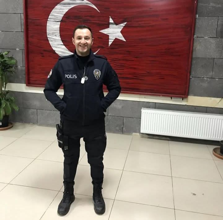 Mesudiye’nin Güneyce Mahallesi’nden geldi. Ahmet Sevim’in oğlu, Giresun’un Piraziz ilçesinde görev yapan polis memuru Emrah Sevim hayatını kaybetti.

Merhuma Allah’tan rahmet, kederli ailesine ve tüm sevenlerine başsağlığı diliyoruz. Mekânı cennet olsun.