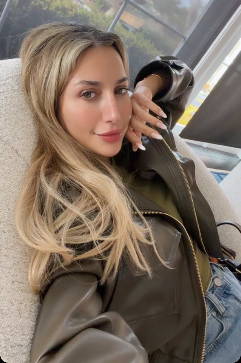 مجرد تشوف نظراتها العظيمه غصباً عليك 
تنزل لتحت وتلهث لها 😵‍💫🥵

وتطلب تفلة تطهرك فيها

وتخضعك ليومك كله يا ديوثها وكلبها برجولها العظيمه😭