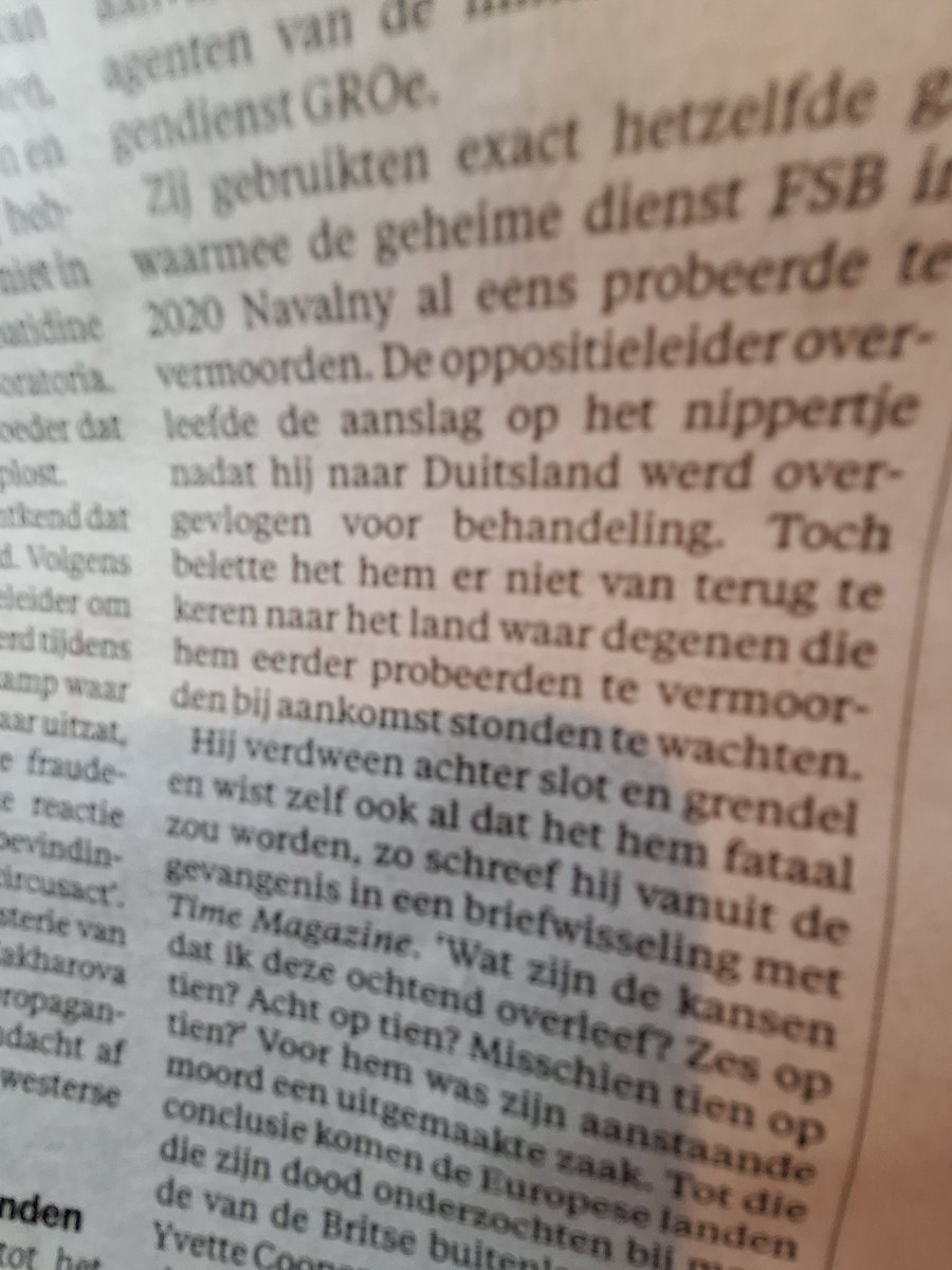 's tweet image. Hallo #eindredactie @parool
Leer Nederlands a.u.b. en stop met verhaspelen.

"Het belette hem er niet van" (pag. 2)

Moet zijn: het weerhield hem er niet van óf het belette hem niet (om).