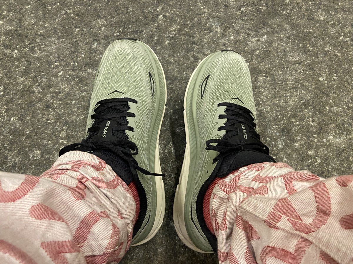 初めて履いたＨＯＫＡの靴