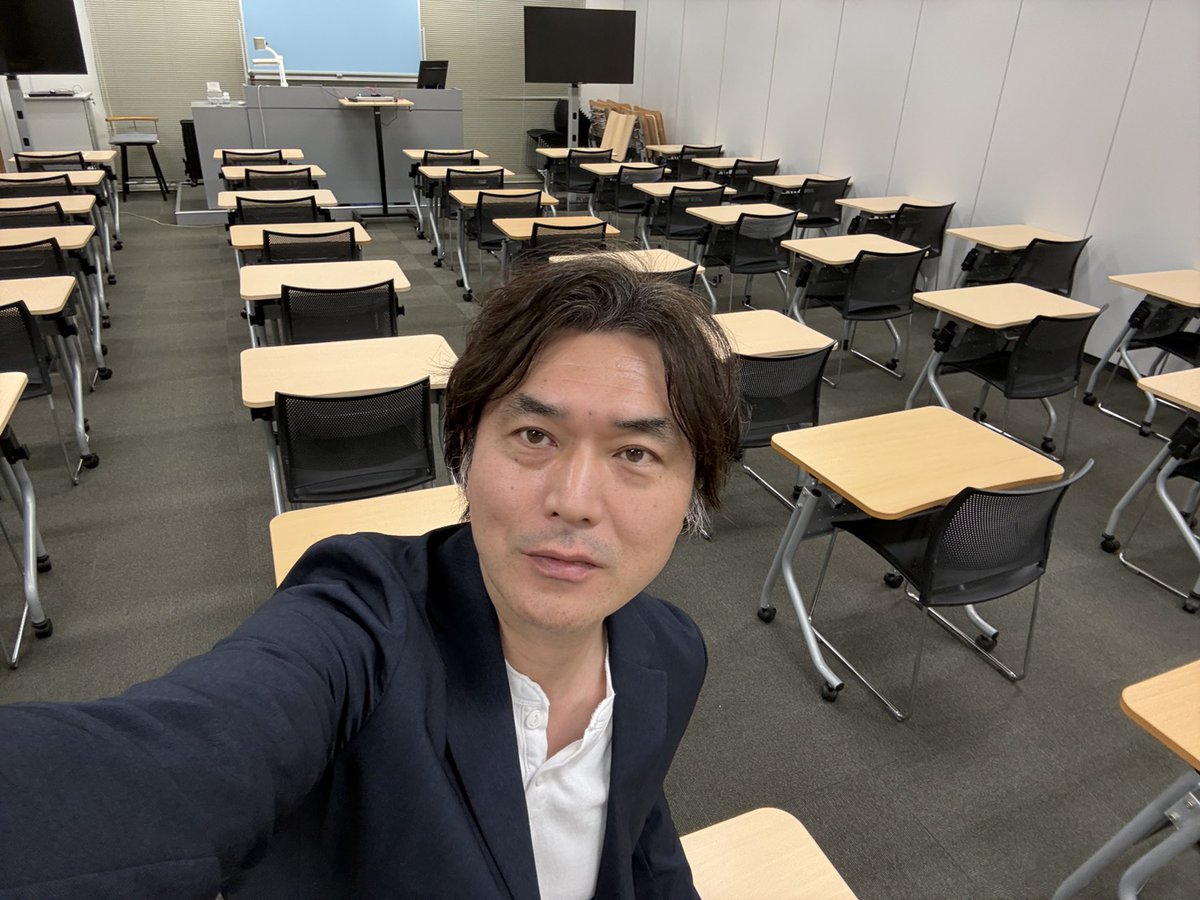 simizu_sinsuke's tweet photo. 行政書士合格祝賀会二次会をやってた伊藤塾の教室で収録。今年も受講生に合格してもらうために力を尽くします！おれも頑張るからみんなも頑張れという気分になりました。運営大変でもネット配信中心になったので学び舎でお祝いをと企画した二次会でしたが副次的に講師のテンションにもよい影響出たかも https://t.co/TL7tIyzNsP