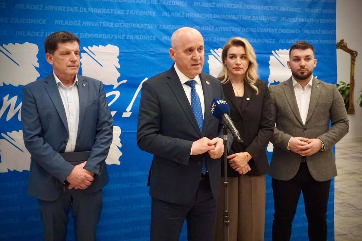 🏡Na tribini #MHDZ i Zajednice utemeljitelja HDZ-a Dr. Franjo Tuđman „Može li 🇭🇷 mladima osigurati priuštivo stanovanje?“ govorili su Branko Bačić, potpredsjednik #VladaRH i ministar <a href="/mpgi_hr/">MPGI</a> i <a href="/NBrnjac/">Nikolina Brnjac</a>, zastupnica u <a href="/Europarl_EN/">European Parliament</a> i koordinatorica <a href="/EPP/">EPP</a> za priuštivo stanovanje.