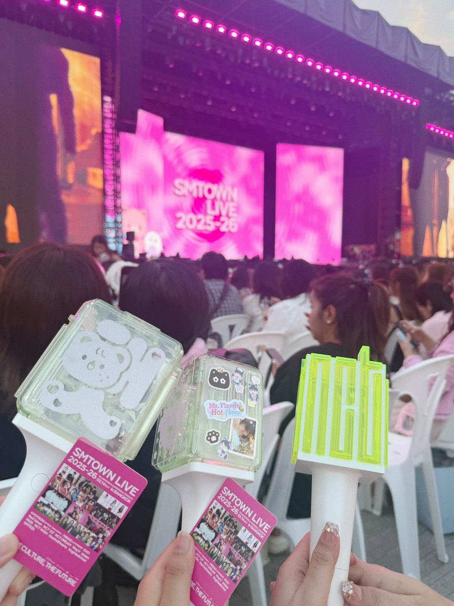 sechanlinkkum's tweet image. ! ต่างคนต่างความคิด ! แต่ฉันแอบงงมากเหมือนฉันอยู่คนละโลก ในคอนคือคนกรี้ดไอวิชเยอะมากนะ คนข้างๆเราก็วิชเส้น ข้างหลังก็วิชเส้นแถมมีตุ๊กตาRiku ตัวใหญ่ห้อยไป หน้าก็วิชเส้น เลยงงว่าแบบไม่มีคนกรี้ดไอวิชหรอ เสียงก็ดังอยู่นะ เข้าทวิตมาเลยงงว่าแบบห้ะ? เกิดอะไร55555 เดินผ่าน10คน ห้อยpopchu