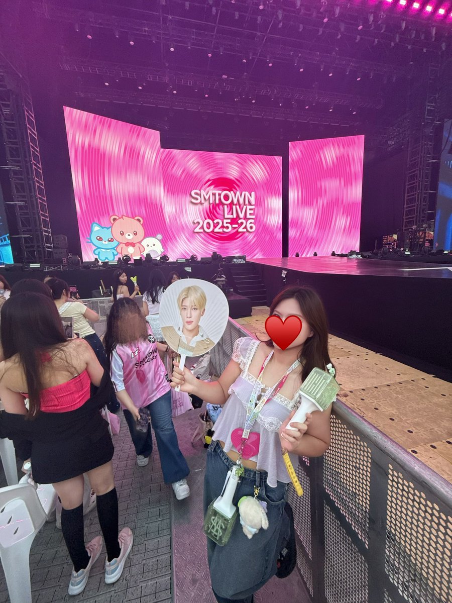 sechanlinkkum's tweet image. ! ต่างคนต่างความคิด ! แต่ฉันแอบงงมากเหมือนฉันอยู่คนละโลก ในคอนคือคนกรี้ดไอวิชเยอะมากนะ คนข้างๆเราก็วิชเส้น ข้างหลังก็วิชเส้นแถมมีตุ๊กตาRiku ตัวใหญ่ห้อยไป หน้าก็วิชเส้น เลยงงว่าแบบไม่มีคนกรี้ดไอวิชหรอ เสียงก็ดังอยู่นะ เข้าทวิตมาเลยงงว่าแบบห้ะ? เกิดอะไร55555 เดินผ่าน10คน ห้อยpopchu