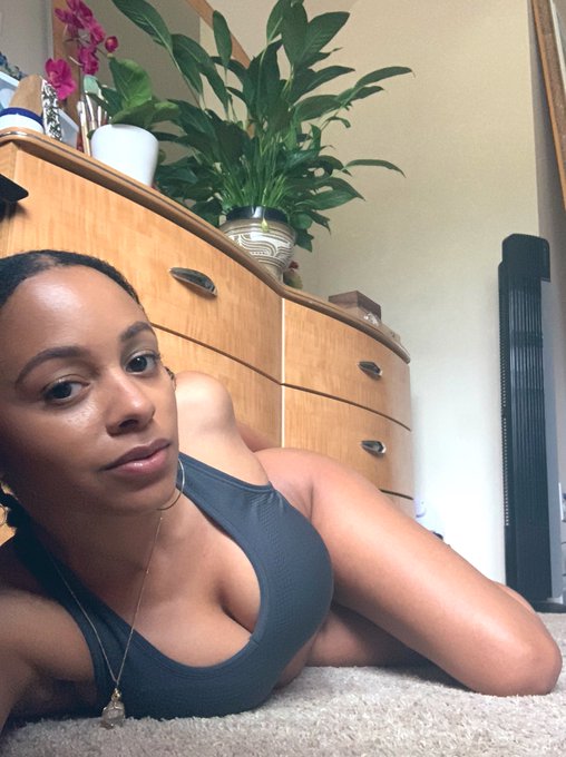 Bon Lundi a mes bb 💗 
Un Coucou et on discute 🥰