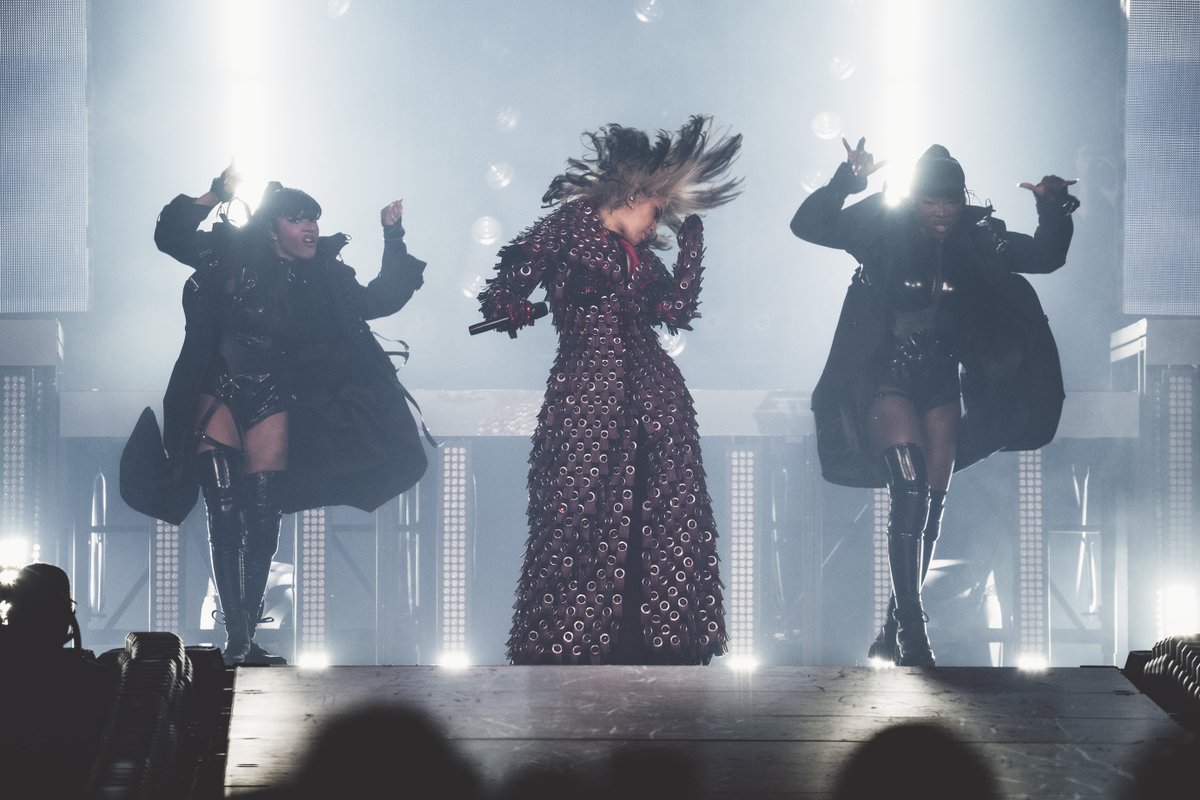 thekiaforum's tweet photo. Cardi B went from a regular, degular, shmegular girl from the Bronx to 2 sold-out shows in LA ✨💋 #LittleMissDramaTour

(📸: @TimothyNorris / Kia Forum Photos) https://t.co/hlqp6jldTV