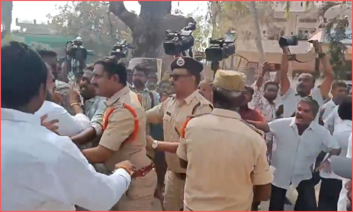 hydnewshunt's tweet photo. Mayor elections across Telangana witness clashes in Torur and protests in Parigi as hung verdicts intensify political tensions.
#MayorElections #TelanganaPolitics #MunicipalPolls
https://t.co/bI59Qo3tpO