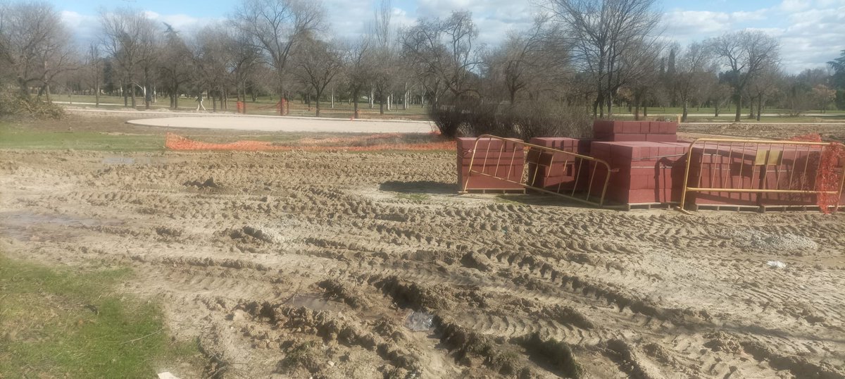 Las zonas verdes de Latina y Carabanchel también merecen cuidado, limpieza y protección, no obras que las sepultan para enriquecer a empresas.
<a href="/MADRID/">Ayuntamiento Madrid</a>
está destrozando el #ParqueDeLasCruces.
<a href="/ArbolMesa/">🌳Mesa del Arbol de Carabanchel</a>
y
<a href="/av_lasaguilas/">Asociación de Vecinos Las Águilas</a>
aprueban estas actuaciones? #ZonasVerdesSinCementoNiAsfalto