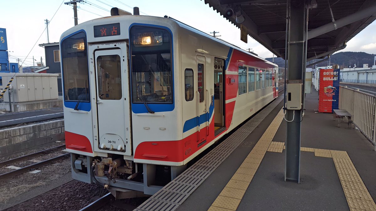 orangedorcus's tweet photo. 見慣れた風景を横目に南下
久慈と宮古でそれぞれ三陸鉄道へ乗り継ぎ
三鉄乗るのは初めてで、宮古で見かけた古い車両のイメージ強かったからこっちに乗りたかった… https://t.co/WtKe5vvbhp