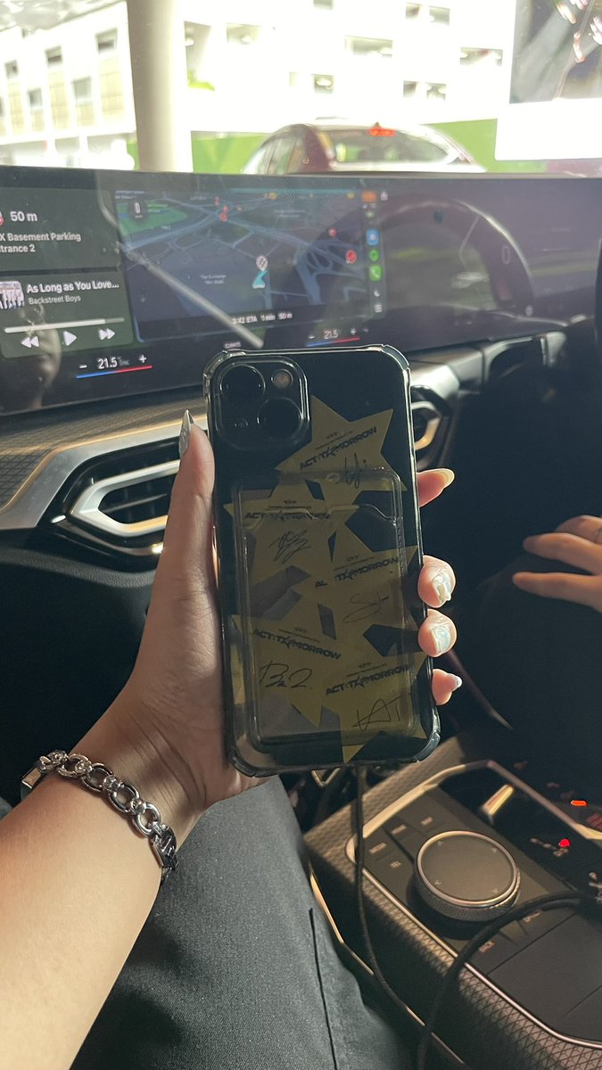 i nak jugak semua org tahu yg i cukup OT5 stars confetti so i letak dkt belakang phone HAHAHAH