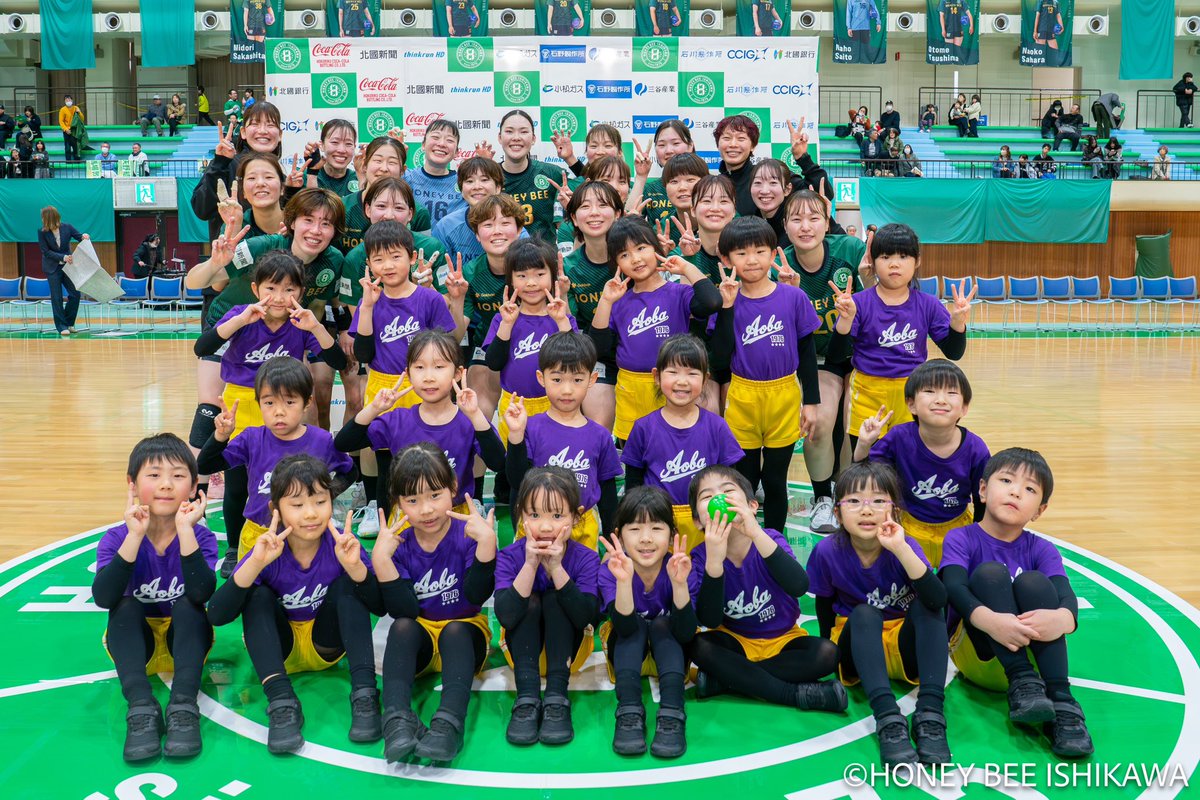 hbi_1975's tweet photo. 【📸】

／
MATCH PHOTO 
＼

vs.香川銀行シラソル香川

オープニングの #BEESTAGE では、幼保連携型認定こども園 あおば保育園のこどもたちが登場🎼
あおばマーチングバンドの素敵な演奏で会場から温かい拍手が巻き起こりました👏

#ハニービー石川
#BeethePower 
#リーグH https://t.co/r7i2VQy7My