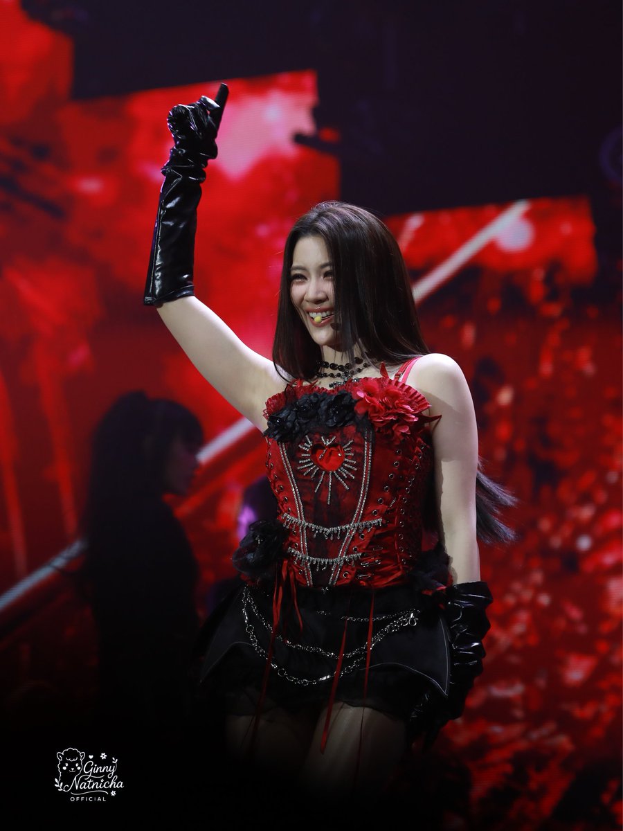 ถึงจินนี่...

พวกเราภูมิใจในตัวจินนี่มากๆ กับงานแฟนคอนครั้งแรกในชีวิตของจินนี่ ทุกโชว์มันแสดงถึงศักยภาพที่เปี่ยมล้นในตัวจินนี่ ที่รอวันเฉิดฉาย และวันนี้มันก็ได้เฉิดฉายออกมาสู่สายตาคนทั้งโลกเลยที่ได้ดูโชว์ของจินนี่ หนูเก่งมากๆเลยนะ จากวันแรกที่จินนี่เต้นอยู่ในสนามงานบอลจุฬา