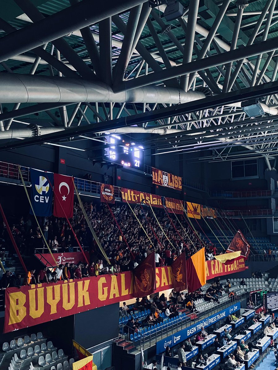 Yorgunluktan dün akşam atılamayan tweet. 

Eczacıbaşı maçından bu yana 10 ay geçmiş, çok güzel yol katettik. Herkesin emeğine sağlık. Kimin ne dediğine bakmadan, bildiğimiz yoldan devam. 

Galatasaray'ın gücü ultrAslan!