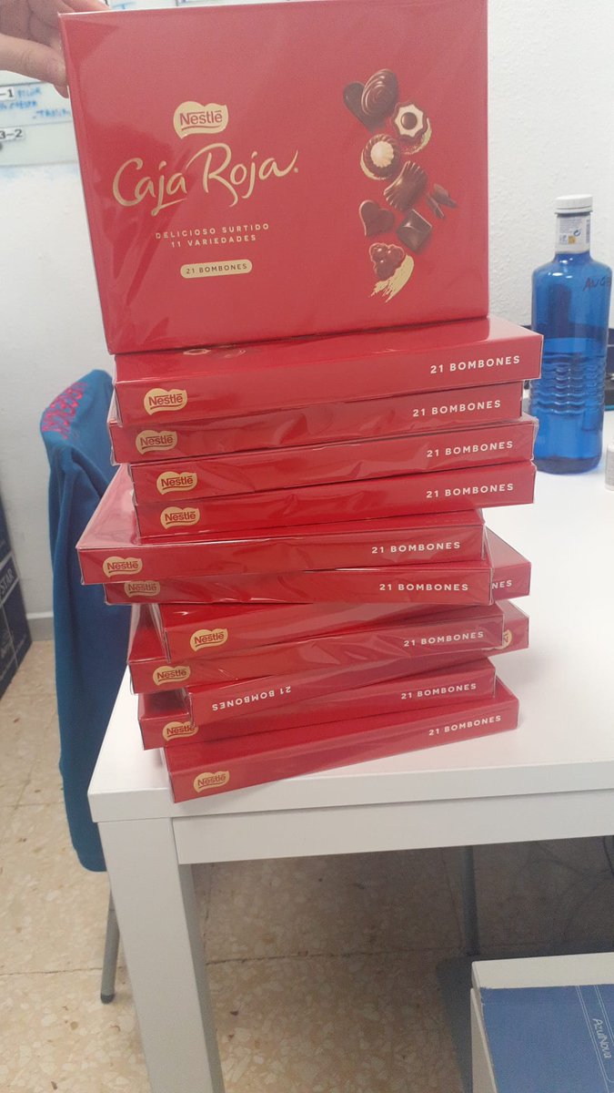 🍫Los compañeros de la 1ªA (Urología y Otorrinolaringología) quieren agradecer este detallazo recibido:

“No sólo nos quedamos con el dulce de los bombones, sino con el cariño y el reconocimiento que hay detrás de cada caja”.

#HUT #Humanización #GRACIAS <a href="/saludand/">Consejería de Sanidad, Presidencia y Emergencias</a> <a href="/AlmeriaJunta/">AlmeríaJunta</a>