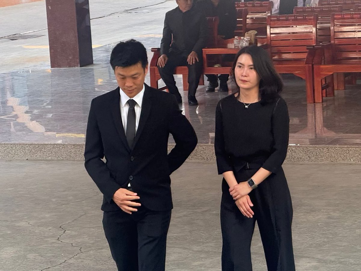 JOOPJAENG's tweet photo. (15 ก.พ. 69) หัวหน้าเท้งร่วมเป็นประธานฌาปนกิจผู้วายชนม์ (คุณพ่อกิติพัฒน์ สอ้าง)  ณ วัดหนามแดง สมุทรปราการพร้อมด้วยคุณพลอย(ภรรยา) และอดีต สส.พรรคประชาชน  

Cr.อินทรีแดงนิวส์ https://t.co/WuDNy7PmBE