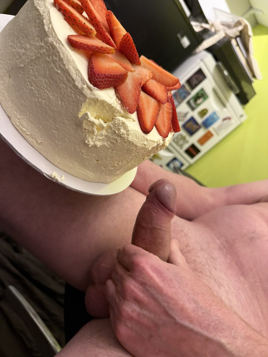 twinkgunk's tweet photo. Well this was tasty! Hubby made this beautiful cake! Let’s just say that cream was laced with his cum before he decorated it! 😍😍😍 https://t.co/ovrNNWT3Hs