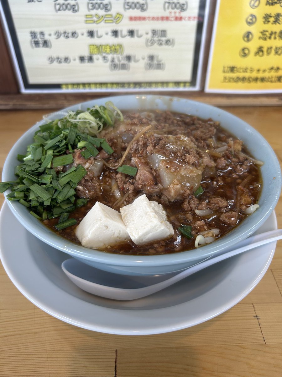 bdt92softail's tweet photo. 今日の限定『豚軟骨麻婆麺』

いつも想像の上をはるかに超えてくる美味さにビビってしまう❗️

豚軟骨のトロっととろける柔らかさと、麻婆の豚ひき肉の旨みが存分に味わえる一杯。

麻婆麺の中にちゃんと二郎を感じれるところに凄さを感じる❗️
#らーめん山 https://t.co/JjlNMQRFZj