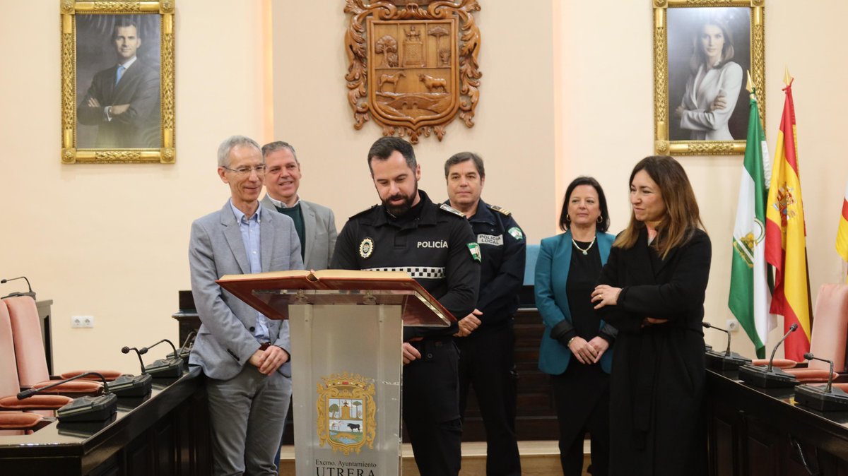 CiudadUtrera's tweet photo. Enhorabuena a los dos oficiales de la Policía Local que han tomado posesión de sus cargos, tras superar el correspondiente proceso selectivo.

#utreraerestu
#seguridadciudadana
#policíalocal
#siempreenutrera https://t.co/H5WD0xitke