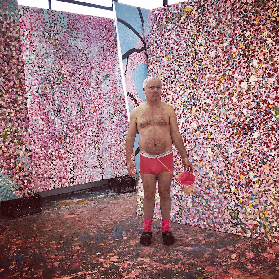 artribune's tweet photo. #fotodelgiorno: #DamienHirst nel suo studio nel 2018 https://t.co/4hQsKRDzvc