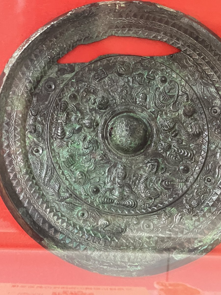 赤城塚古墳

古墳時代初期の円墳で、とても珍しい三角縁仏獣鏡が出土
3世紀の魏のものとされている👀
レプリカですが、直径22㎝のなかなか迫力ある鏡。
一体どういった経緯でやって来たのでしょうか🤔

#板倉町文化財資料館