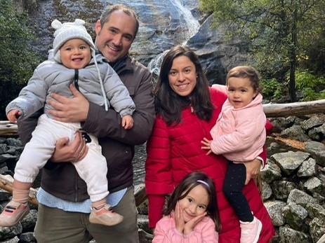angelmanasa's tweet photo. Nico y su familia han vivido incertidumbre, duelos y muchos miedos, pero su sonrisa y cada pequeño avance lo cambian todo en su camino con el Síndrome de Angelman.

Su testimonio: https://t.co/TEufTuJ8AL
#SindromedeAngelman #HistoriasQueImportan #ASA #uneteanosotros https://t.co/8drnMwPfNv
