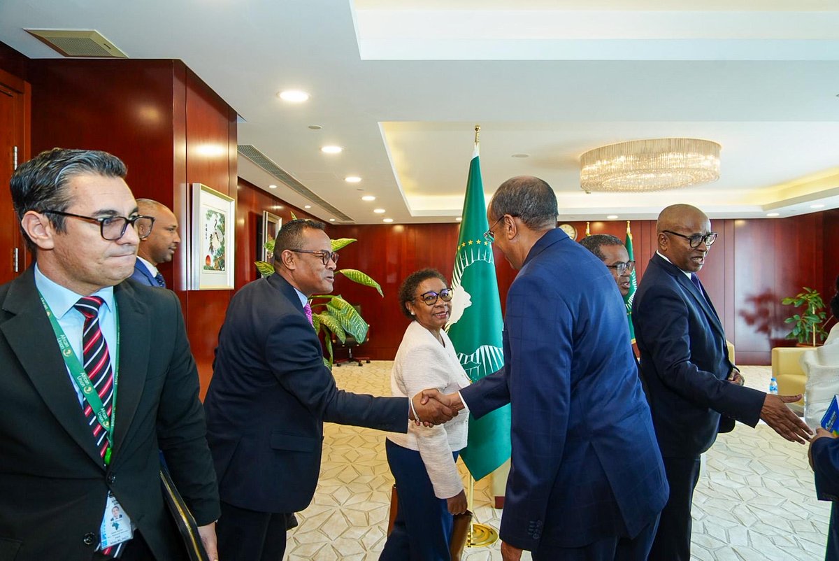 AmbMedIdriss's tweet photo. Audience importante aujourd’hui du président de la commission qui a reçu la Ministre des Affaires Étrangères de Madagascar pour faire le point sur la situation de ce pays et assurer Madagascar du soutien de l’UA dans cette période de transition. https://t.co/VXRgmddZ54