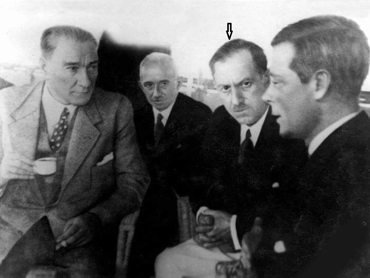 İngiltere ve Atatürk
"Bir dostumuz Atatürk’e, “Yavaş yavaş İngiltere’ye yaklaşıyorsunuz” demiş.
Atatürk, “Yaklaşmak mı, kendimi İngiltere’nin kucağına atıyorum” diye karşılık vermiş.
Bu hikâye doğru olmasa bile doğru bir görüntüyü yansıtıyor. Halen İngiltere’ye karşı bir dostluk