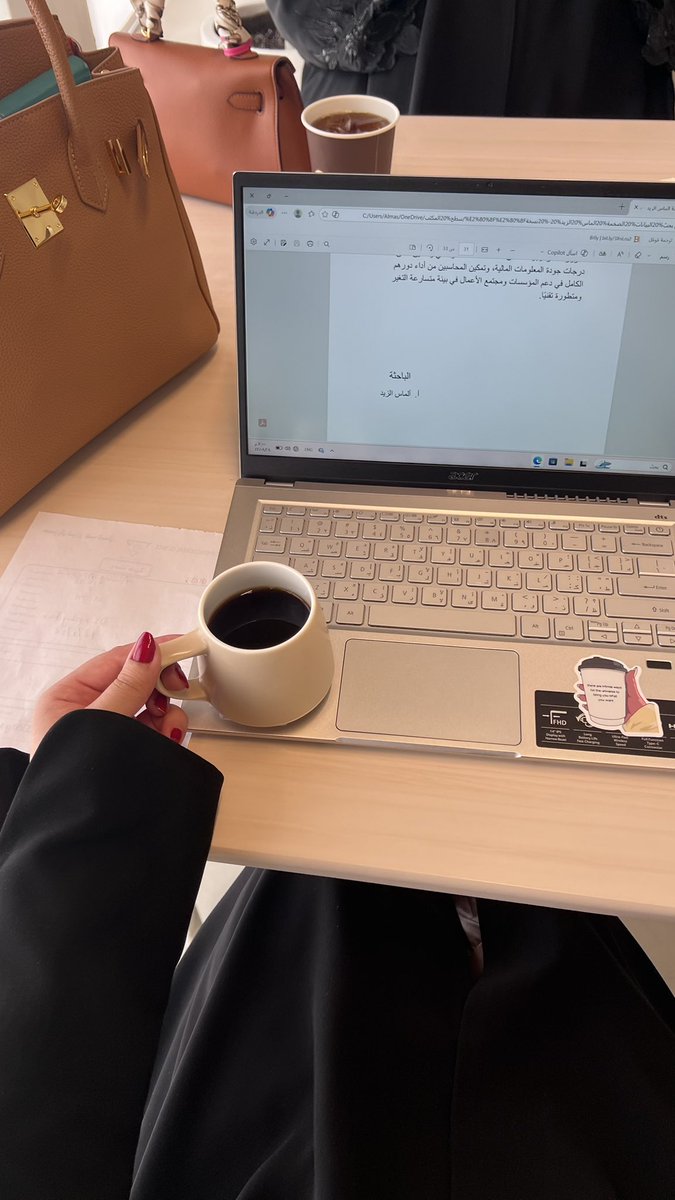 خطتي كانت دراسة من ٨ صباحًا…
لكن اليوم قرر يعيد ترتيب نفسه: موعد عاجل، ثم قهوة عفوية مع أريام ☕️
أيام بلا تخطيط… لكنها تمشي بطريقتها الخاصة