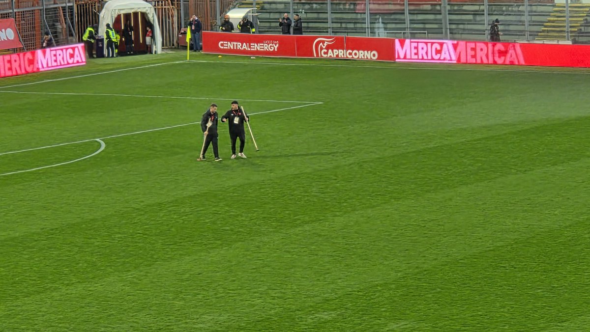 試合前の散水シーンでは、｢あ、そこにあるの！｣とおもうような場所、センターにスプリンクラーがありました笑

サポーターは発煙筒といかにもイタリアらしい雰囲気🔥

芝生管理の方々もお仕事されていました🌱