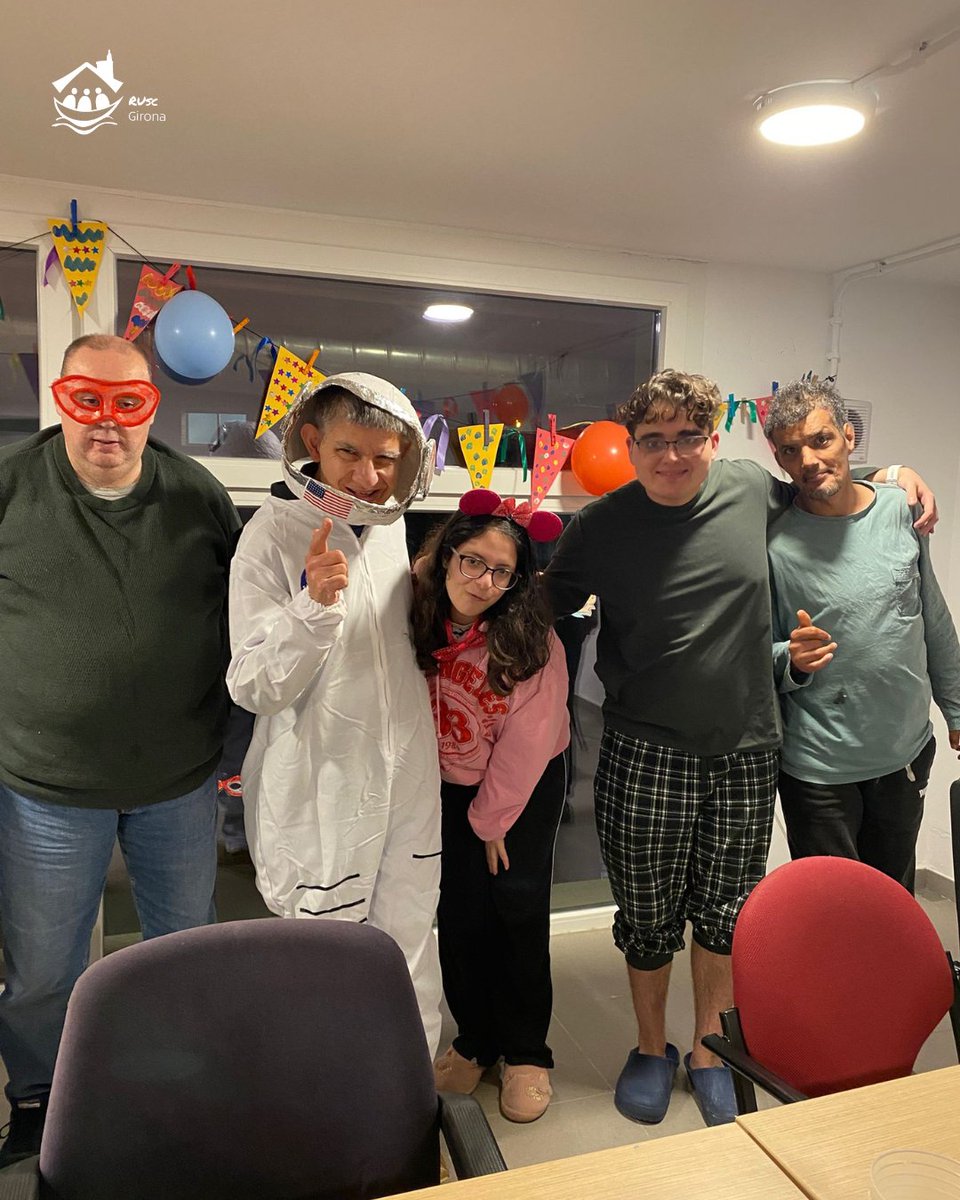 ruscgirona_llar's tweet image. Dissabte vam celebrar el Carnaval com cal! 🎭
Disfresses espectaculars, música i un ambient brutal 🤩😆
Ens encanten aquests moments plens de color, rialles i de passar-nos-ho bé! 🥳

#elrusc #llar #llarresidencia #llarresidenciagirona #inserció #inclusió #ruscgirona
