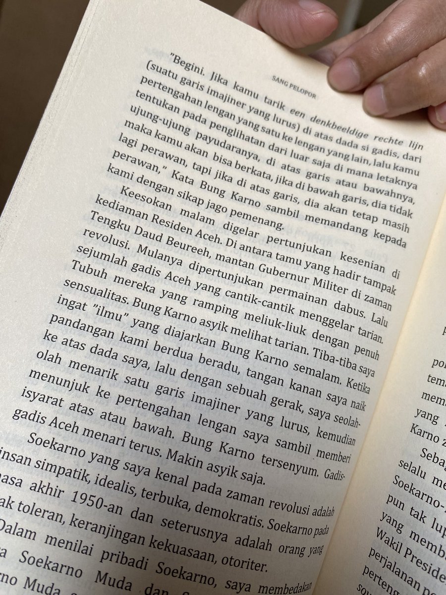Lagi baca buku ini, masih di bagian Soekarno karena tokoh pertama yang dibahas dan ga nyangka bahasannya se-blak-blakan kayak gini? 😞

Candaan seksis banget.