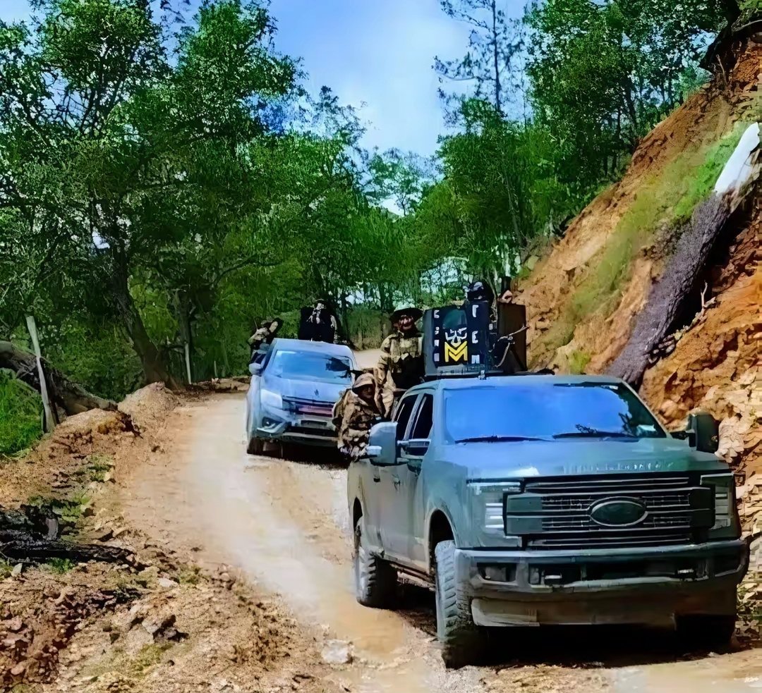 blogdelosguachs's tweet image. Foto1: Rancho las naranjas en #jalisco lugar de origen del primito lider de los metros del #CDG  actualmente bajo el mando de jardinero #cjng 

Foto2: vehiculos blindados del grupo F.E.M. (Fuerzas especiales mencho)