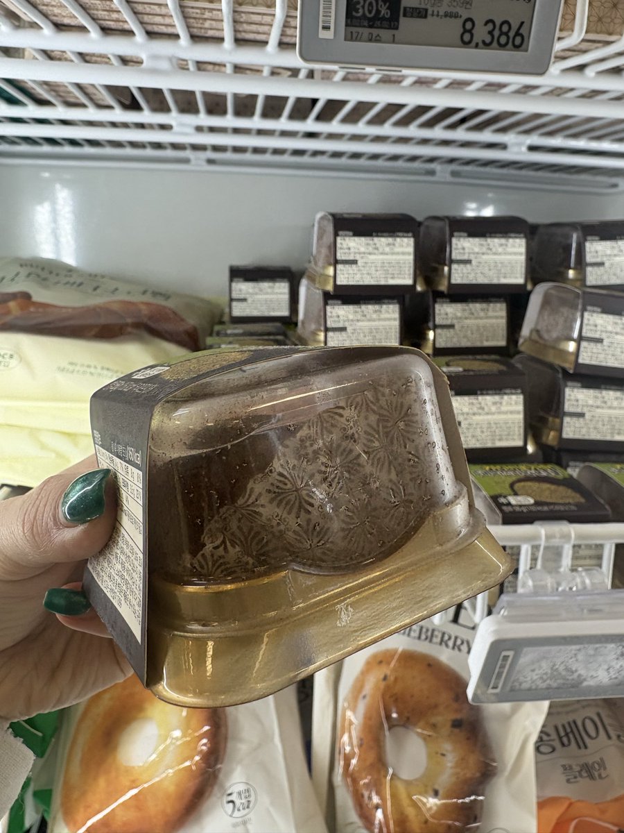 【悲報】イーマートのドゥジョンボール、在庫が泣いてる…😂💔

ひと時期のドバイチョコ狂騒曲はどこへやら、イーマートの冷凍コーナーに「ドゥバイスタイル・チョンドゥッボール」が大量入荷中！

✅ 1個3,980ウォンとお手頃
✅ 冷凍だから保存もきく
✅ 在庫たっぷり（並ばなくてOK！）