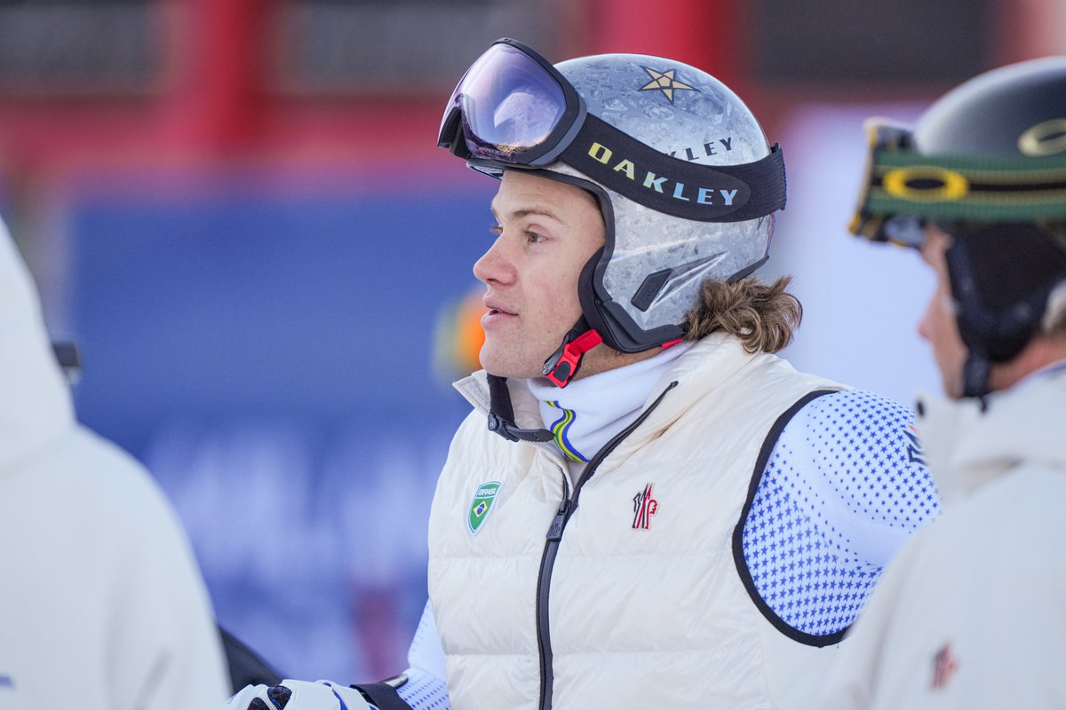 OlympicEsporte's tweet photo. 😱💔 QUE GOLPE! Lucas Pinheiro Braathen, nosso orgulho brasileiro CAIU no Slalom e está fora da disputa por medalha nas Olimpíadas de Inverno! Torcida inteira de coração partido aqui... Mas a gente sabe que ele volta mais forte! 💪❄️ 
Força, Lucas! 🇧🇷 Você já é lendário! https://t.co/ntVrjvYjcu