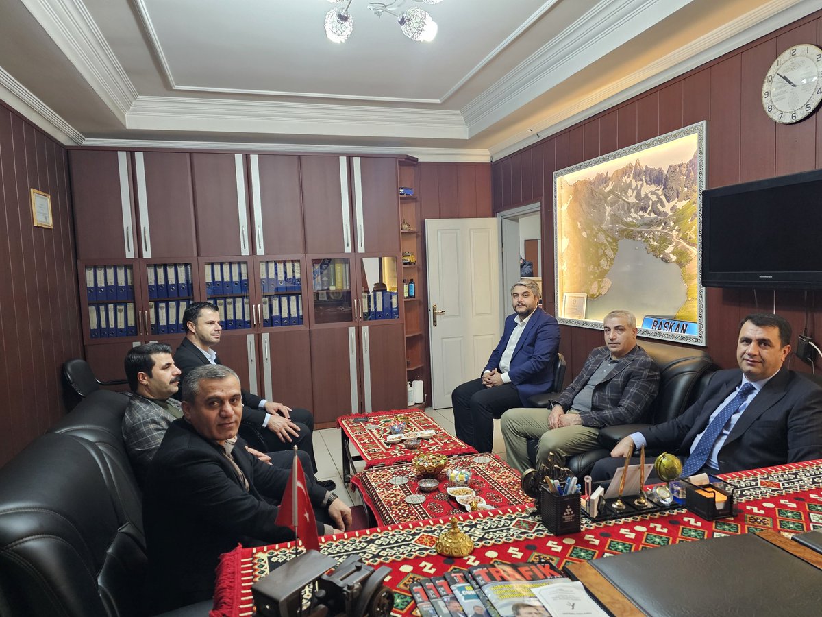 Şemdinli Belediye Başkanı  Sn.<a href="/sakar_fahri/">FAHRİ ŞAKAR</a> Vedaş ilçe Müdürü Sn.Erkan Çakırbeyli ve beraberindeki heyet ile birlikte bizlere tebrik ziyaretinde bulundular. Nazik ziyaretleri ve Kıymetli hediyeleri için  nezaketlerinden dolayı teşekkür eder, çalışmalarında başarılar diliyorum.