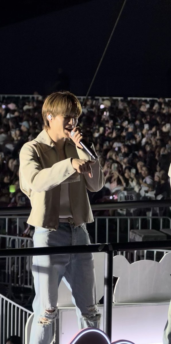 phawinch's tweet image. น้องไคไปแซวแอ๋วคนไหนร้องไห้ ! 
555555
🫵🏻🫵🏻🫵🏻 แกแซวคนอื่นเรื่องร้องไห้ได้หรอ