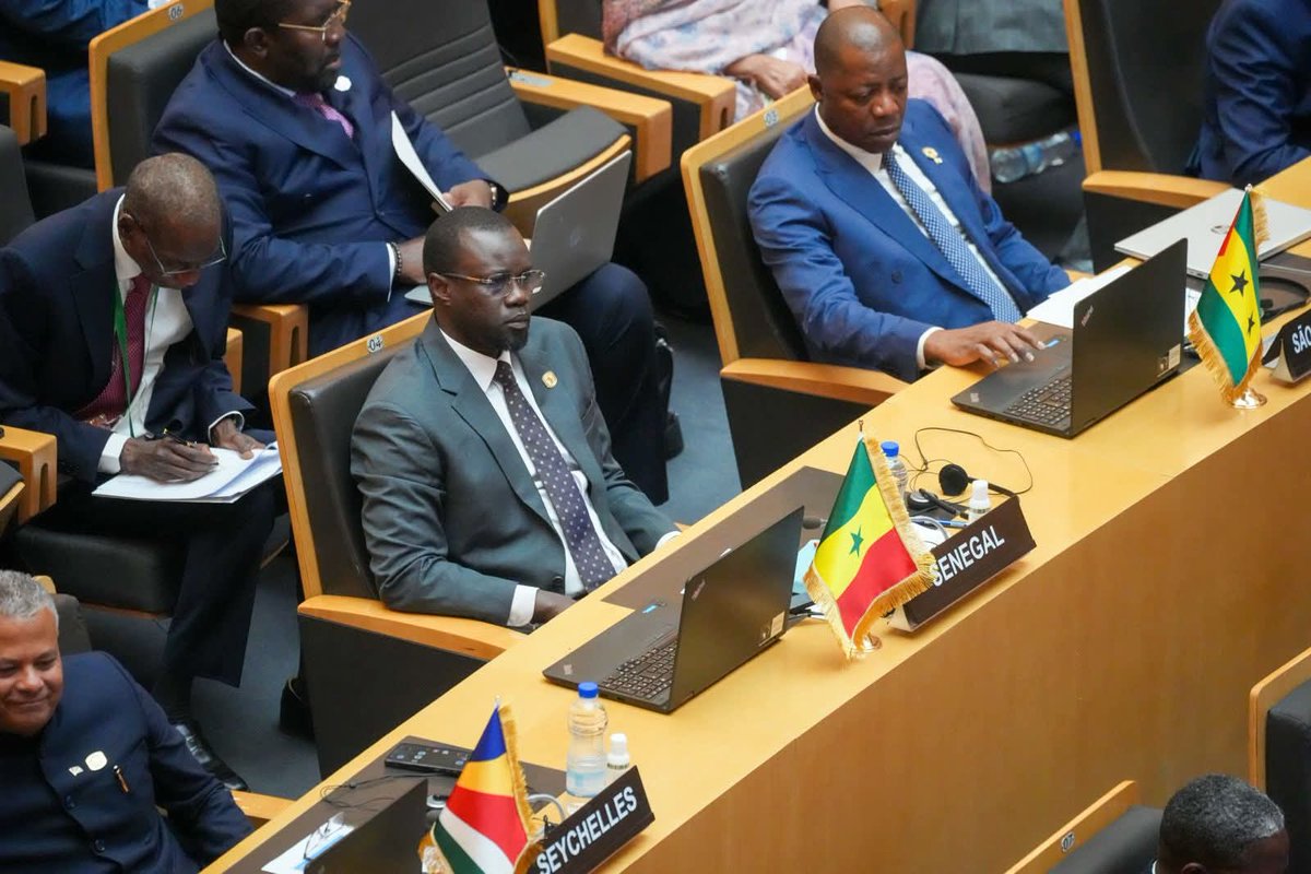 KiliFeuu's tweet photo. 📌Actu Matin 
Institutionnel / Gouvernance

Diplomatie 
Le Premier ministre Ousmane Sonko a pris part à la 39e session de l’Union africaine à Addis-Abeba. Il a également rencontré Amina Mohammed, vice-secrétaire générale de l’Organisation des Nations unies

Crise universitaire – Plaidoyer pour un nouveau modèle

Le professeur Abdou Salam Sall estime que la crise de l’enseignement supérieur résulte d’un financement reposant quasi exclusivement sur l’État.

Selon l’ancien recteur de Université Cheikh Anta Diop, le poids des bourses limite les investissements structurels. Il préconise une diversification des financements, la normalisation du calendrier académique et l’introduction d’un système de crédits.

Appel au dialogue dans l’éducation

Le gouvernement s’est engagé à renforcer le cadre de concertation pour garantir la stabilité du système éducatif. Cet engagement a été pris lors d’un panel multi-acteurs initié par la COSYDEP, réunissant syndicats, élèves, parents et ministères concernés.

Économie / Foncier 

Filière sel – Un potentiel sous-exploité

Premier producteur ouest-africain avec plus de 500 000 tonnes par an, le Sénégal ne tire qu’une contribution de 0,3 % du PIB de la filière sel, en raison de la faible transformation locale.

Projet nouvelle ville de Thiès

Un décret présidentiel a acté la reprise foncière de plus de 2,5 millions de m² à Mbour 4, dans le cadre du projet de nouvelle ville de Thiès. Plusieurs sociétés immobilières sont concernées.

Centres fiscaux – Litige administratif

L’ARCOP a suspendu un marché d’un montant de 1,871 milliard FCFA relatif à la construction de centres de services fiscaux, freinant un projet piloté par l’ACBEP.

Justice / Sécurité

Violences à l’UCAD

La présidente de la CNDH, Amsatou Sow Sidibé, appelle à la libération des étudiants arrêtés, à la réouverture du campus social et à des enquêtes rigoureuses après la mort d’Abdoulaye Ba.

Lutte contre les trafics – Douanes

Les Douanes ont saisi :
– des médicaments frauduleux d’une valeur de 58 millions FCFA à Colobane ;
– 15 kg de chanvre indien dissimulés par deux trafiquants ;
– un stock de faux médicaments estimé à 12 millions FCFA à Kédougou.

Orpaillage clandestin démantelé

Sept personnes ont été interpellées après le démantèlement de deux sites d’orpaillage clandestin dans la zone de la Falémé par la Zone militaire n°4.

Trafic de migrants

Un artiste-chanteur et un responsable d’agence de voyage ont été arrêtés pour trafic de migrants, faux et escroquerie.

Faux documents et plaques d’immatriculation

Un ferrailleur a été interpellé avec près de 900 plaques d’immatriculation, tandis qu’un réseau de faux passeports a été démantelé à Zac Mbao.

Délinquance interne

Deux policiers de l’OCRTIS ont été arrêtés pour consommation de crack.

International

Combattants africains en Ukraine

Une enquête du collectif All Eyes on Wagner révèle qu’un nombre important d’Africains, notamment originaires du Cameroun, ont été recrutés pour combattre dans les rangs russes.

Initiative mémorielle du Ghana

Le président John Dramani Mahama annonce une résolution à l’ONU visant à faire reconnaître la traite des esclaves africains comme le crime le plus grave contre l’humanité.

Attaque au Burkina Faso

Une attaque contre la ville de Titao a fait au moins une vingtaine de morts après l’assaut d’un camp militaire et des destructions d’infrastructures.

Conflit à Gaza

La Défense civile de Gaza annonce plusieurs morts lors de frappes israéliennes, malgré un cessez-le-feu fragile entre Hamas et Israël.