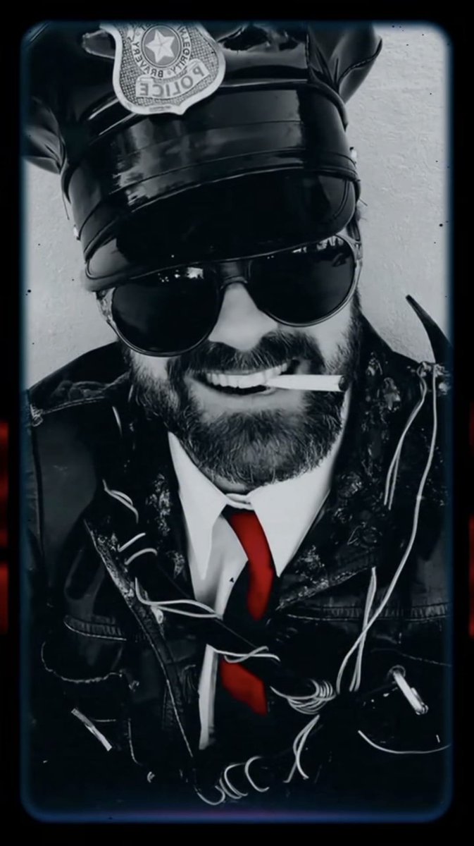 rextasywrites's tweet image. I am so happy to finally say - the Leland Coyle jacket I had been working on these past few months has finally reached its new owner. And the new owner is Julian Bailey, the voice of Leland Coyle, himself. 🥰⚡️🚬
#outlast #lelandcoyle #julianbailey #outlasttwt