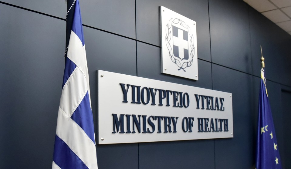 pis_office's tweet photo. Το Διοικητικό Συμβούλιο του Πανελλήνιου Ιατρικού Συλλόγου απηύθυνε εξαιρετικά επείγουσα επιστολή προς τα συναρμόδια Υπουργεία Εθνικής Αμύνης και Υγείας σχετικά με τις πρόσφατα ψηφισμένες ρυθμίσεις που αφορούν στα όρια αναβολής στράτευσης νέων γιατρών.

Στο έγγραφο τονίζεται πως ο πρόσφατα ψηφισμένος νόμος  5265/2026 του Υπουργείου Εθνικής Άμυνας θα προκαλέσει σοβαρά προβλήματα στους νέους γιατρούς και θα επιδεινώσει τα φαινόμενα φυγής τους στο εξωτερικό.

Συγκεκριμένα, η αναβολή στράτευσης για την απόκτηση ιατρικής ειδικότητας καταργείται ουσιαστικά για όσους συμπληρώνουν το 28ο έτος της ηλικίας τους και οι ειδικευόμενοι υποχρεούνται να διακόψουν την ειδίκευσή τους και να καταταγούν για την εκπλήρωση της στρατιωτικής τους θητείας. Επίσης όσοι έχουν λάβει σειρά αναμονής για την έναρξη ειδικότητας βρίσκονται πλέον στον αέρα.

Ο ΠΙΣ κρίνει ως επιβεβλημένη την άμεση τροποποίηση των σχετικών ρυθμίσεων του νόμου 5265/2026 με επαναφορά των ρυθμίσεων που ίσχυαν μέχρι πρόσφατα, θέτοντας ως απώτατο όριο αναβολής για τους γιατρούς το 33ο έτος της ηλικίας.