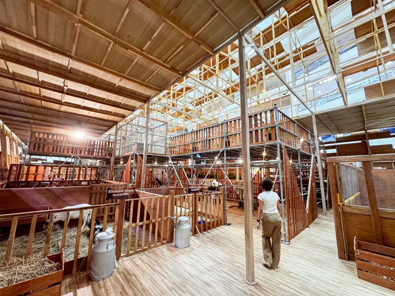 เห็นผ่านตาบ่อยหลายๆงาน เลยไปหาอ่านว่าจ้างใครทำอีเว้นท์  สิ่งที่น่าสนใจคือ เขาไม่ได้จ้างเอเจนซีภายนอกมาจัดการทั้งหมด แต่เลือกสร้างทีม In-house ของตัวเองขึ้นมากว่า 100 ชีวิต ดูแลทั้งสองสาขา คือ ซีคอนสแควร์ ศรีนครินทร์ และซีคอน บางแค 

มีโครงสร้างการทำงานชัดเจน