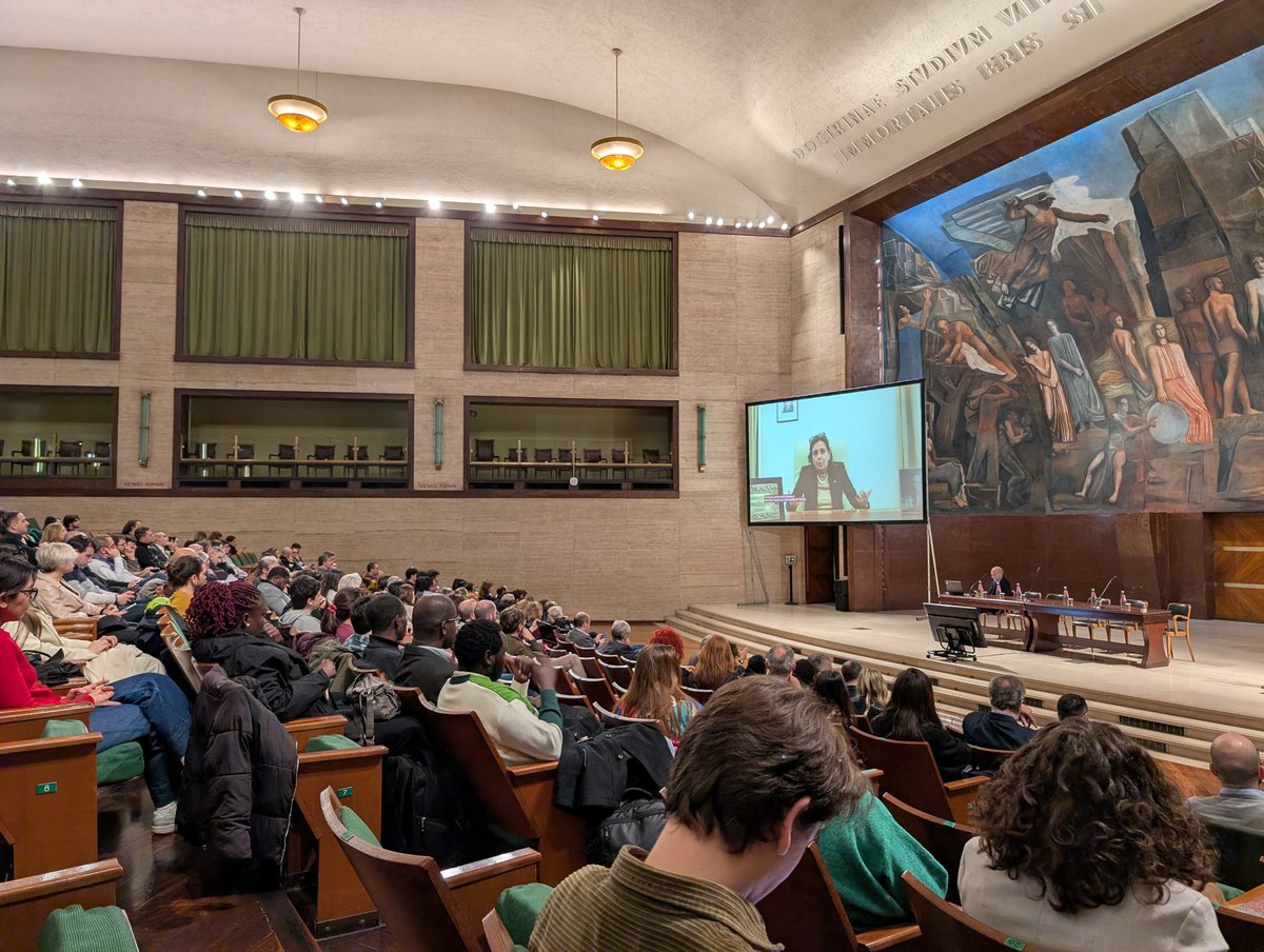 Workshop nazionale: Osservare la Terra con <a href="/SapienzaRoma/">Sapienza Università di Roma</a> Connettere ricerca, istituzioni e imprese per lo sviluppo di servizi di Osservazione della Terra

Dopo i saluti della Magnifica Rettrice
Il Prof. Crespi apre i lavori