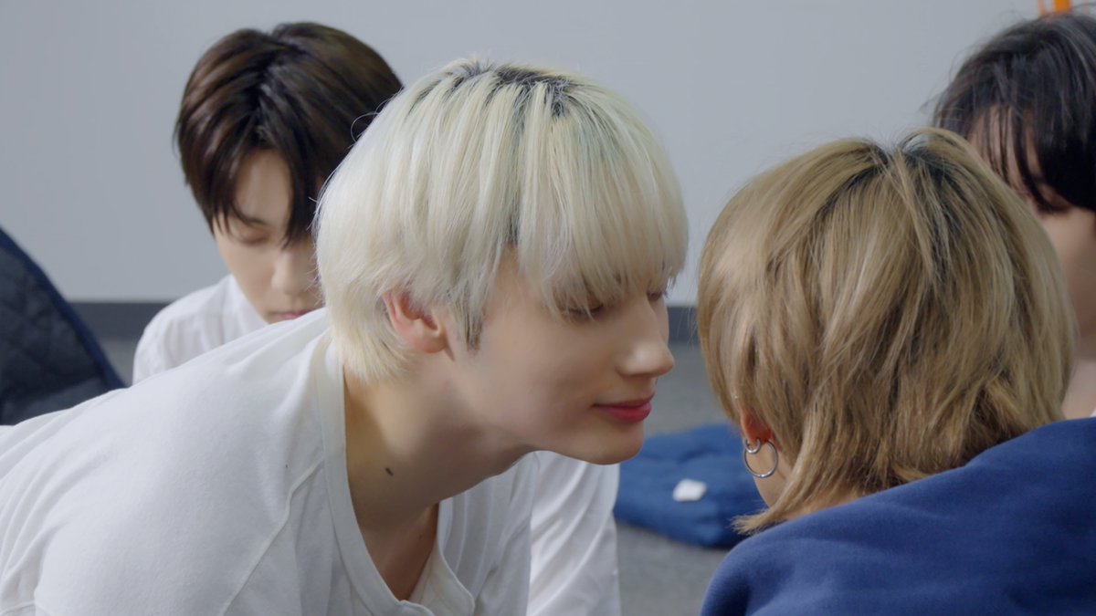 TXT_bighit's tweet image. [TO DO LIST📝]

그냥 가기 아쉬워서 
작고 소중하지만 모아를 위해 모아 왔어요 🎁

잠시 후 오후 9시⏰ TO DO 에서 만나요!

#투모로우바이투게더 #TOMORROW_X_TOGETHER #TXT #TODO