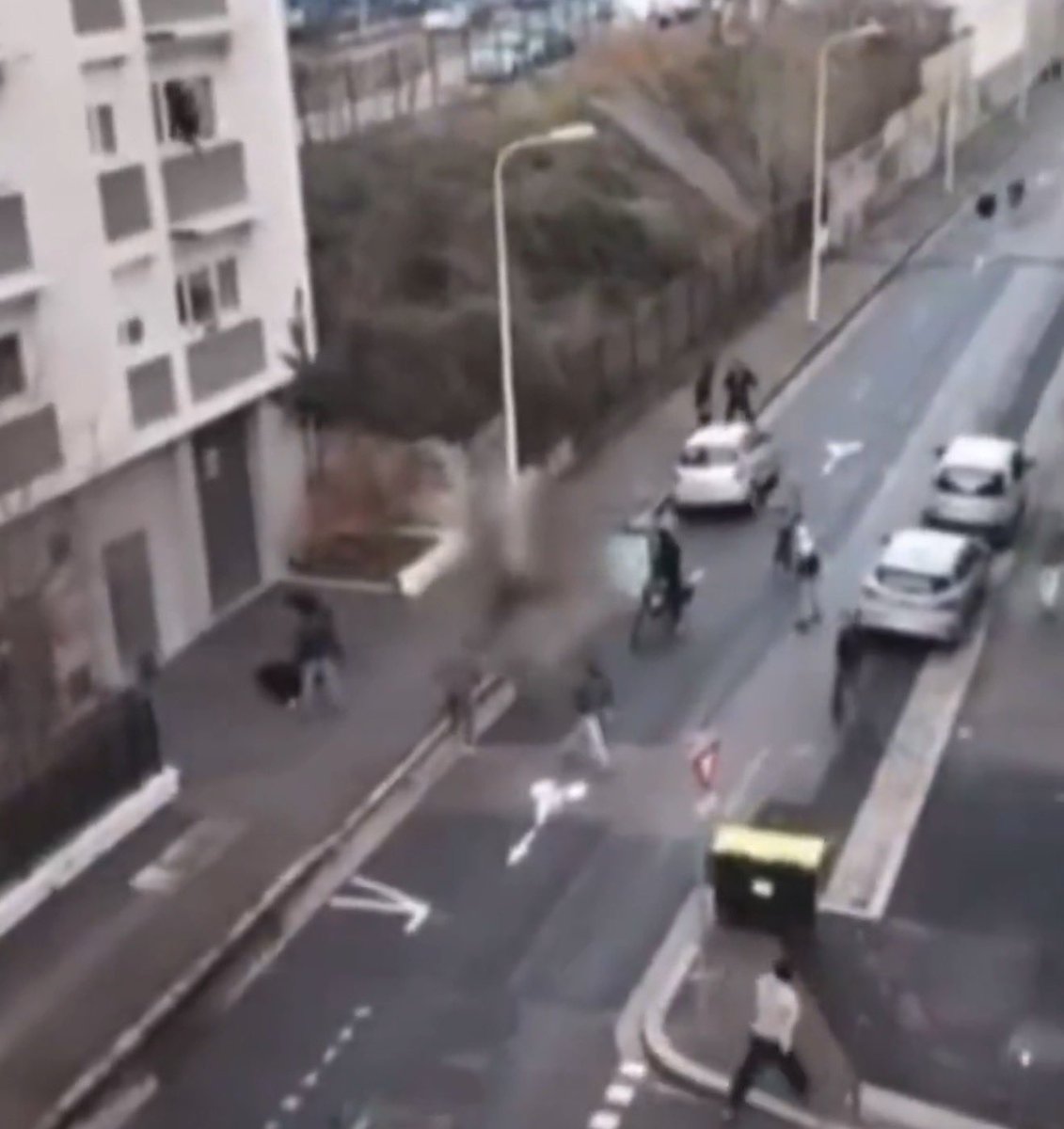 Bruno_Attal_'s tweet image. Un policier neutralise  en légitime défense Nahël, un voyou aux 17 infractions qui a fait un énième refus d’obtempérer et manqué de tuer un piéton et un cycliste.
Macron estime que c’est impardonnable et inexcusable, Melenchon et l’extrême gauche crient que la police tue. Mbappé…