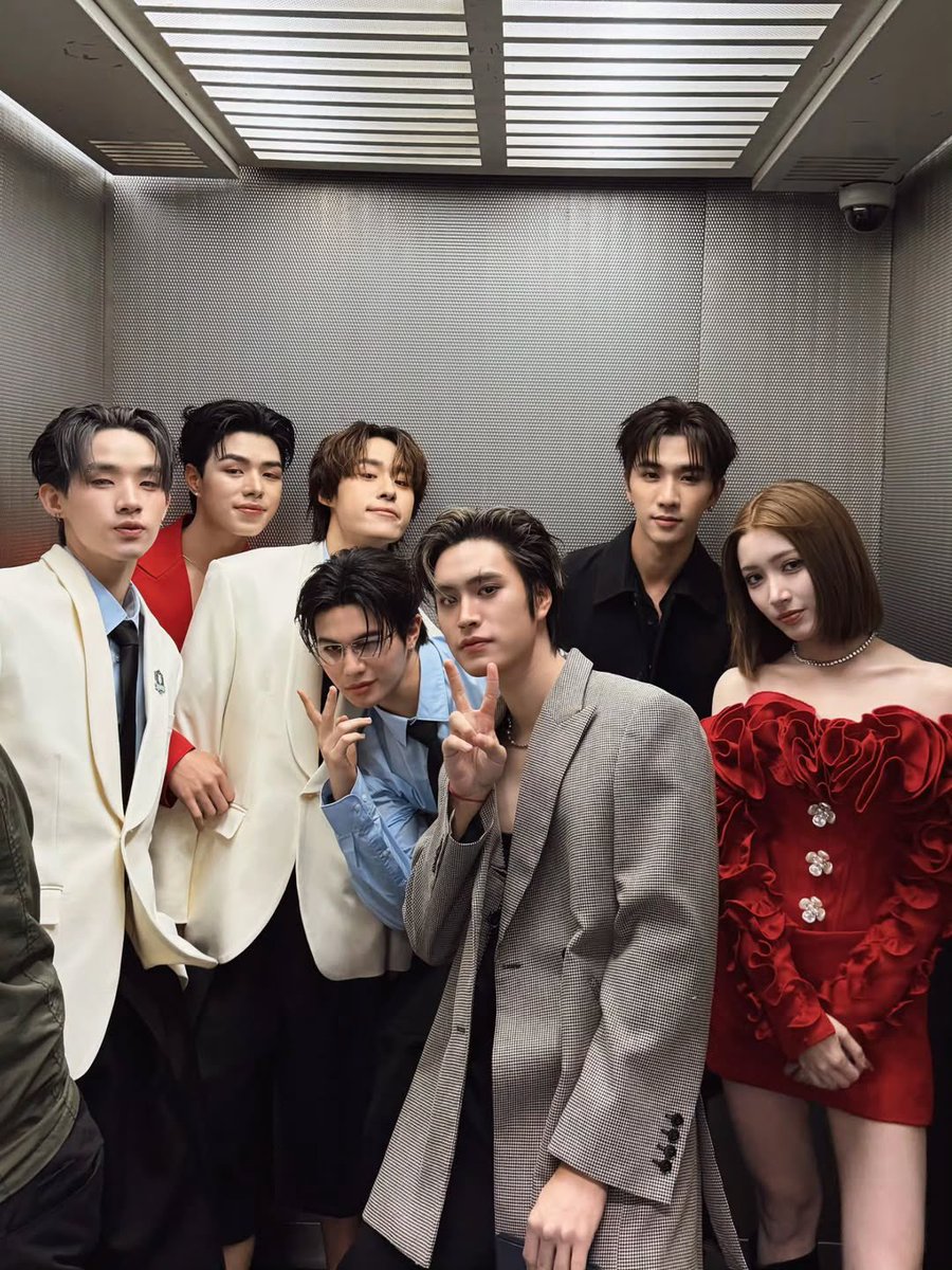 เรียนที่ไหนกัน โรงเรียนบริหารเสน่ห์หรอ  (т · т ᐡ )❤︎