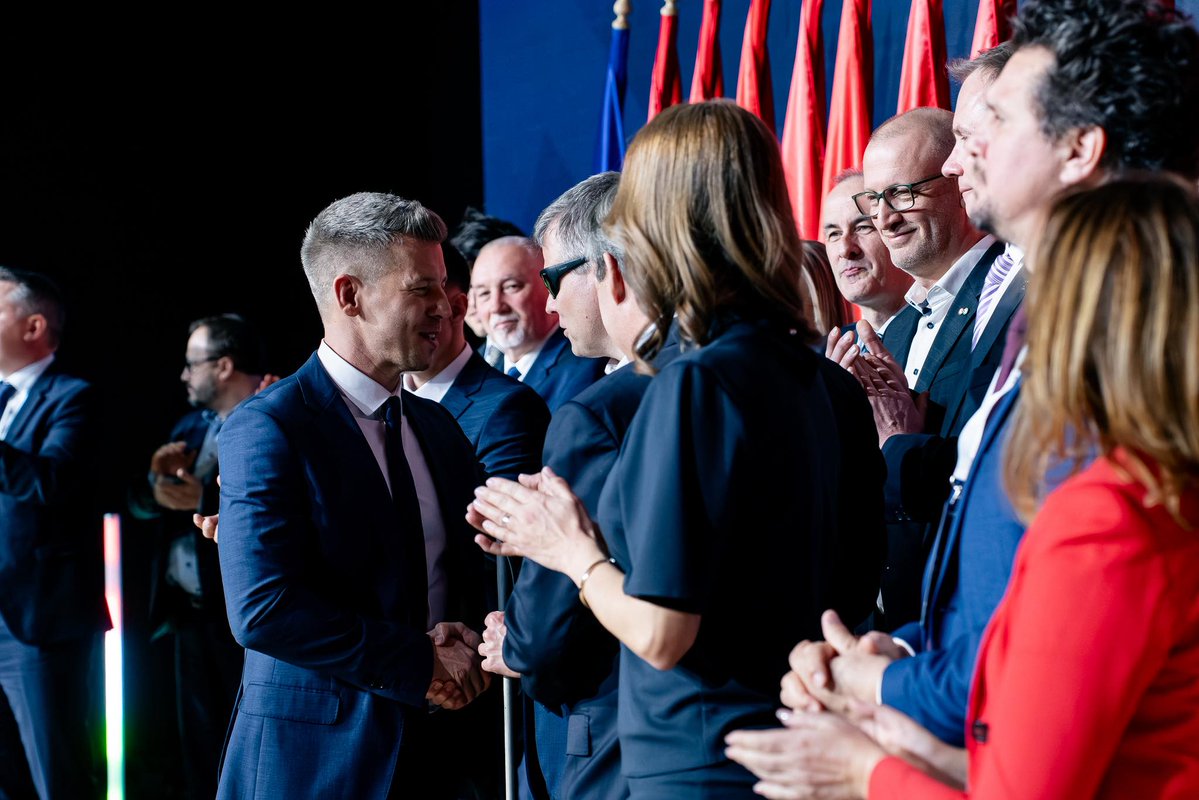 Nagyon szeretjük a hazánkat és készen állunk arra, hogy egy működő és emberséges országot építsünk minden magyar számára.
Mindenkire szükségünk lesz a következő hetekben! Jelentkezz önkéntesnek, szavazatszámlálónak és támogasd a rendszerváltást!
Gyere el a ma kezdődő országjárás