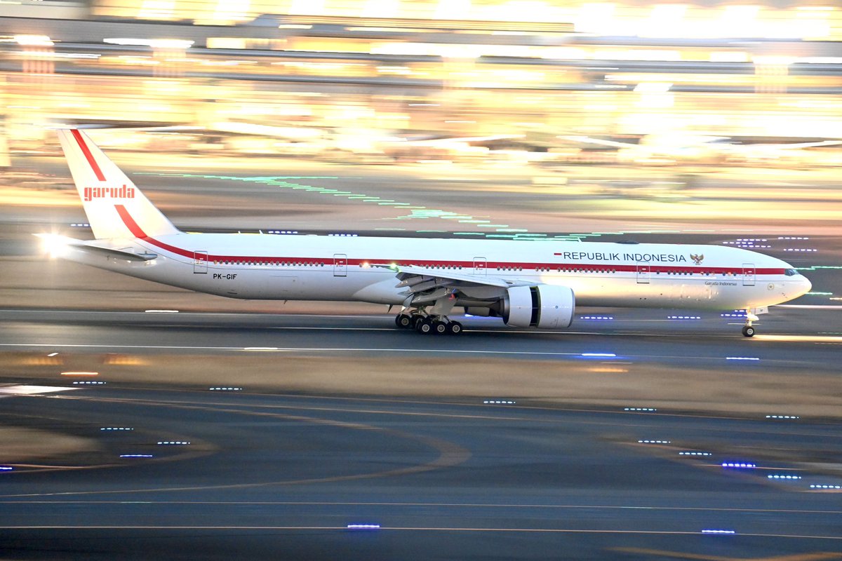 TAKE83170081's tweet image. スビアント大統領が搭乗したPK-GIFが羽田空港へ到着!!
後にスポット122へ入りました!!😊

#HND
#RJTT