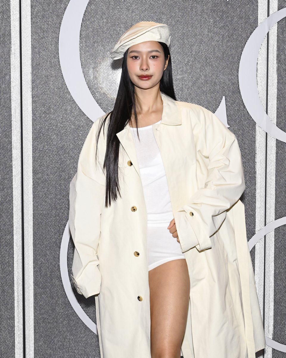 เกินต้าน! ส่องฟร้อนท์โรว์ลุคจึ้งของสาว #มิ้ลค์พรรษา ขณะร่วมชมแฟชั่นโชว์ Calvin Klein Collection Fall 2026 ที่จัดขึ้นเมื่อวันที่ 14 กุมภาพันธ์ที่ผ่านมา ณ มหานครนิวยอร์ก โดยคอลเล็กชั่นนี้ยังชวนทุดคนไปสำรวจความหรูหราในแบบ Hedonistic Elegance ผ่านไอเท็มชิ้นเด่นของแบรนด์ 💚