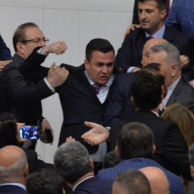 İçerik üreticisi Efe Aydal:

"Gücü yaşlı başlı adamları dövmeye yeten Osman Gökçek'i kick boksa davet ediyorum."